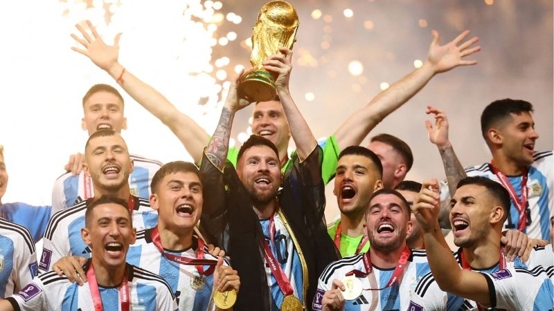 Ảnh messi nâng cúp world cup: Khoảnh khắc vĩ đại nhất lịch sử 1 anh-messi-nang-cup-world-cup