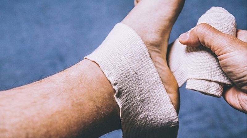 Cách quấn băng keo cổ chân đúng chuẩn để tránh chấn thương nặng 1 cach-quan-bang-keo-co-chan