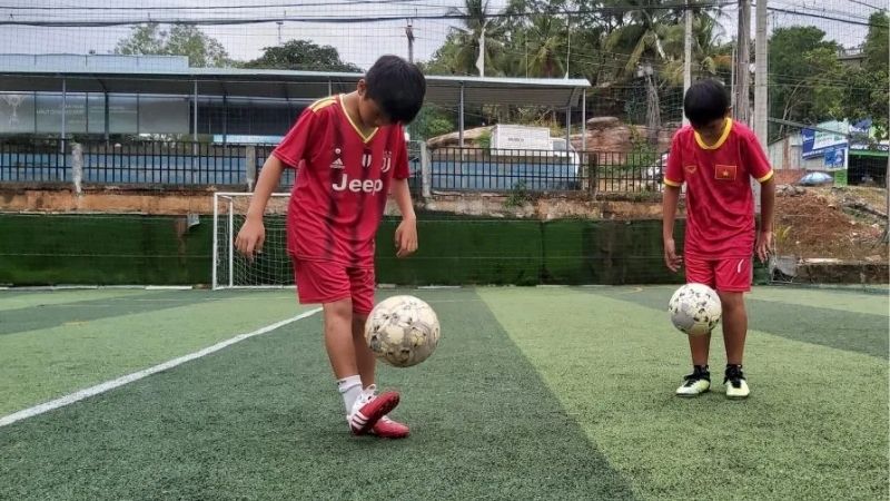 Hướng dẫn tâng bóng đúng kỹ thuật giúp kiểm soát bóng điêu luyện 1 huong-dan-tang-bong