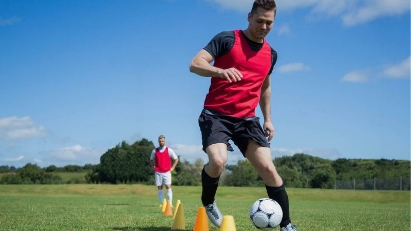 Hướng dẫn kỹ thuật đá bóng cơ bản cho người mới từ A đến Z 1 ky-thuat-da-bong-co-ban